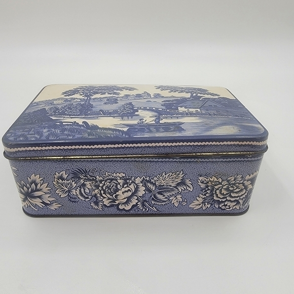 VINTAGE Daher English tin in a old European blue and white motif - Picture 2 of 11